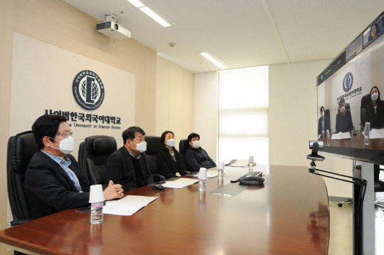 사진= 사이버한국외국어대학교 글로벌센터와 한국외국어대학교 LA GCEO가 공동주최하는 경영자포럼이 지난 3월 12일 개최됐다. 사이버한국외대 김중렬 총장, 이선희 이러닝혁신전략원 원장, 최승현 미주글로벌센터 센터장 등이 사이버관 화상회의실에서 온라인으로 참여하고 있다.